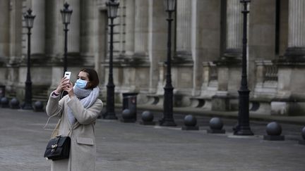 Une femme avec un masque à Paris, le 28 février 2020. (RAFAEL YAGHOBZADEH/AP/SIPA / SIPA)