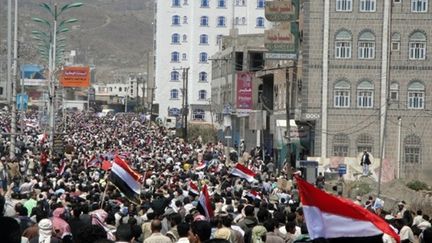 Des milliers de Yéménites à Ibb, à 200 km au sud de Sanaa, le 8 mars 2011, demandent le départ du président Saleh. (AFP/STR)