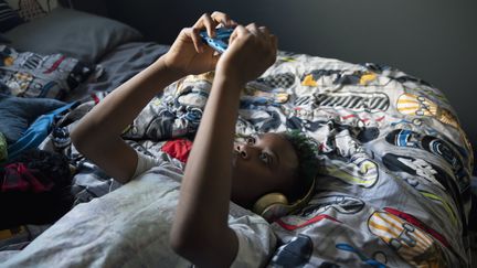 Un adolescent regardant son téléphone. (HERO IMAGES / HERO IMAGES / GETTY IMAGES)