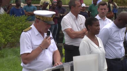 Le préfet de Mayotte observe la minute de silence