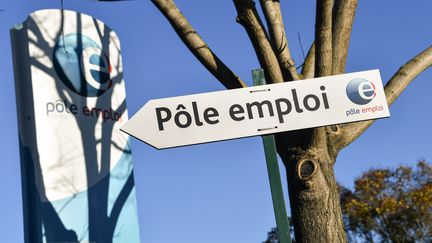 41% des Français ont peur de perdre leur emploi en raison de la crise économique liée au coronavirus, selon un sondage Odoxa-Dentsu consulting pour franceinfo. (PASCAL GUYOT / AFP)