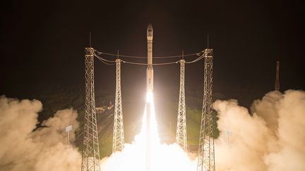 Un satellite a été lancé à Kourou, en Guyane, le 7 mars 2017.&nbsp; (STEPHANE CORVAJA / EUROPEAN SPACE AGENCY / AFP)