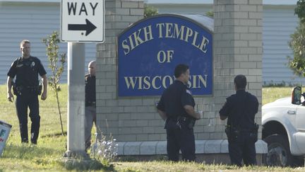 La police patrouille devant le temple Sikh d'Oak Creek (Wisconsin), lundi 6 ao&ucirc;t 2012. Le lieu de culte a &eacute;t&eacute; la veille le th&eacute;&acirc;tre d'une fusillade qui a fait sept morts, dont le tireur. (JOHN GRESS / REUTERS)