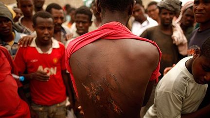 Chaque mois, plus de 100.000 personnes qui échouent sur les rives du Yémen. Cette «marchandise humaine» devient alors la proie de gangs criminels organisés. De nombreux trafiquants et de passeurs profitent du désarroi des nouveaux arrivants pour leur extorquer leur argent.
 
Dès leurs arrivées, nombre de ces migrants sont kidnappés. Des rançons allant jusqu’à 1.000 dollars sont réclamées aux familles restées au pays. Pour que les familles acceptent de payer, les otages sont séquestrés et torturés. Les téléphones portables permettent de faire écouter les supplices en direct aux familles. Ceux qui refusent de payer ou qui essayent de s’échapper de cet engrenage sont alors assassinés.
 
Des ONG ont également cité des cas de trafics d’organes. (REUTERS / Khaled Abdullah)