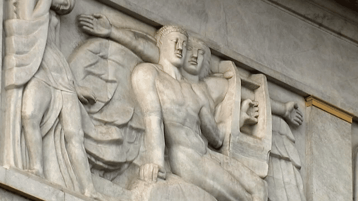 Bas-relief sur la façade du théâtre de Champs-Elysées 
 (France 3 / Culturebox)