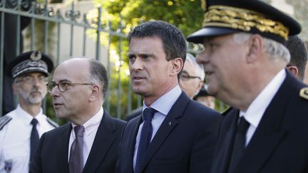 Le Premier ministre, Manuel Valls, et le ministre de l'Int&eacute;rieur, Bernard Cazeneuve, pr&egrave;s de l'&eacute;glise Sainte-Th&eacute;r&egrave;se de l'Enfant &agrave; Villejuif, le 22 avril 2015.&nbsp; (KENZO TRIBOUILLARD / AFP)