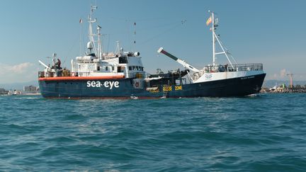 Le navire "Alan Kurdi", le 11 septembre 2020 au large des côtes italiennes. (JORIS GRAHL / SEA-EYE.ORG / AFP)