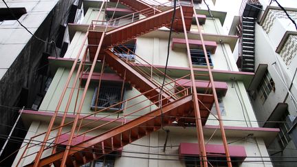 L'escalier de secours d'une manufacture à Dacca, le 21 avril 2016. (STR / AFP)