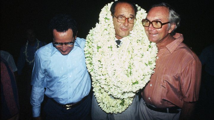 Jacques Chirac et Gaston Flosse (&agrave; droite), en octobre 1985, &agrave; Tahiti. (PINSON CHRISTIAN/SIPA)