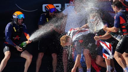 Das Team Ineos Britannia feiert am 4. Oktober 2024 in Barcelona den Gewinn des Louis Vuitton Cups gegen Luna Rossa aus Italien. (MANAURE QUINTERO/AFP)