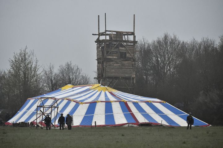 Le mirador et la tente du "Lama fâché" avant leur destruction, sur la ZAD de Notre-Dame-des-Landes (Loire-Atlantique), le 9 avril 2018.&nbsp; (LOIC VENANCE / AFP)