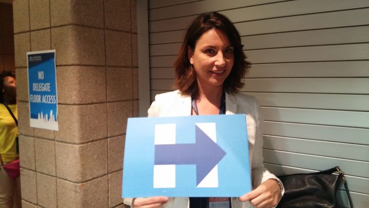 Kaliope Parthemos, supportrice d'Hillary Clinton, dans les allées de la convention démocrate à Philadelphie&nbsp;(Etats-Unis), le 26 juillet 2016. (MATHIEU DEHLINGER / FRANCETV INFO)