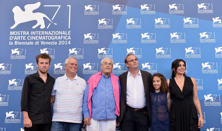 Xavier Beauvois et l'équipe du film "La rançon de la gloire". De gauche à droite : Arthur Beauvois, Eugène Chaplin, Michel Legrand, Xavier Beauvois, Séli Gmach, et Nadine Labaki.
 (TIZIANA FABI / AFP)