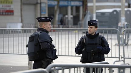 Des policiers montent la garde près du Stade de France, le 14 novembre2015. (MIGUEL MEDINA / AFP)