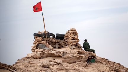 Un soldat marocain au sommet d'une colline à Guerguerat, au Sahara occidental, à la frontière mauritanienne, après l'intervention des forces armées royales marocaines dans la région, le 23 novembre 2020. (Fadel SENNA / AFP)