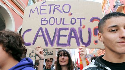 Des lyc&eacute;eens lors des manifestations contre la r&eacute;forme des retraites du gouvernement de Fran&ccedil;ois Fillon, le 6 novembre 2010, &agrave; Nice. (VALERY HACHE / AFP)