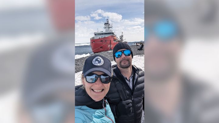 Sophie Faye et Thomas Pesquet à la base Dumont d'Urville en Antarctique. (Terres australes et antarctiques françaises)