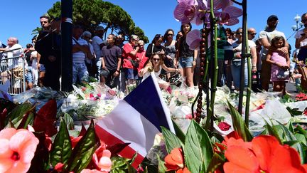 Des personnes se recueillent près de la promenade des Anglais, à Nice, le 15 juillet 2016. (GIUSEPPE CACACE / AFP)