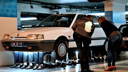 Des visiteurs observent l'&oelig;uvre de l'artiste fran&ccedil;ais Th&eacute;o Mercier "Traffic" install&eacute;e dans un parking dans le cadre de Fantastic 2012 &agrave; Lille (Nord), le 15 octobre 2012. (PHILIPPE HUGUEN / AFP)