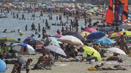 Des baigneurs sur la plage de&nbsp;Canet-en-Roussillon (Pyrénées-Orientales), le 26 juillet 2018. (RAYMOND ROIG / AFP)