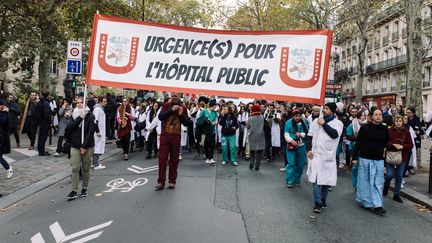 Des personnels hospitaliers manifestent pour davantage de moyens pour l'hôpital public, le 14 novembre 2019 à Paris.&nbsp; (PHILIPPE LABROSSE / HANS LUCAS / AFP)