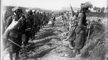 Tirailleurs marocains près de Lorette [Notre-Dame-de-Lorette, colline en Artois]. Première Guerre mondiale 1914-1918. (Illustration) (AGENCE ROL./ BIBLIOTHEQUE NATIONALE DE FRANCE VIA MAXPPP)