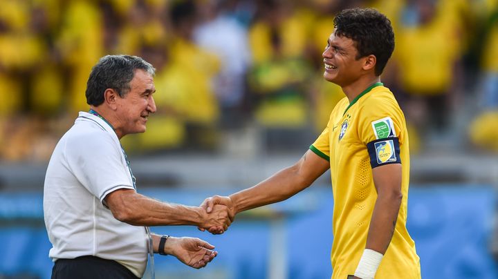 Thiago Silva (&agrave; dr.) et le coach assistant&nbsp;Carlos Alberto Parreira, &agrave; la fin du match Br&eacute;sil-Chili, le 28 juin 2014. (GUSTAVO ANDRADE / AFP)