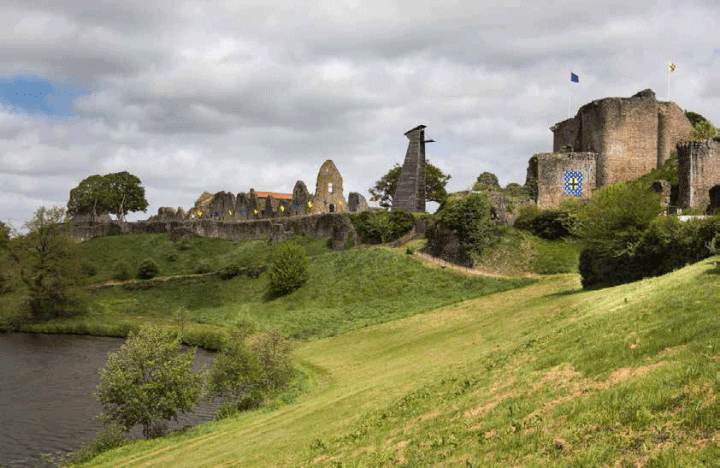 Les ruines du château de Tiffauges. (NADIA FERROUKHI / GEO)