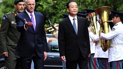 Les Premiers ministre grec Georges Papandreou et chinois Wei Jinbao à Athènes (2 octobre 2010) (AFP/LOUISA GOULIAMAKI)