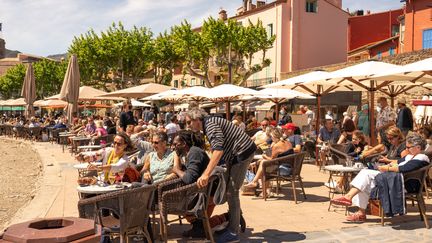 La terrasse d'un restaurant à Colioure (Pyrénées-Orientales) le 19 mai 2021. (ALINE MORCILLO / HANS LUCAS)