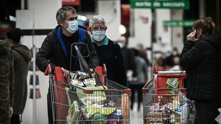 Dans un supermarché de Bordeaux, le 27 octobre 2020 (photo d'illustration). (PHILIPPE LOPEZ / AFP)