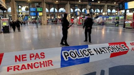 La police a bouclé une zone de la gare du Nord à Paris, après une attaque à l'arme blanche, le 11 janvier 2023. (MOHAMAD ALSAYED / ANADOLU AGENCY / AFP)