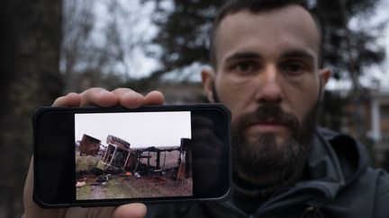 Devant l'institut Filatov d'Odessa (Ukraine), le 3 avril 2023, Dmitro Eliseenko présente une image de son tracteur accidenté après avoir sauté sur une mine. (MATHIEU DREUJOU / FRANCE TELEVISIONS)