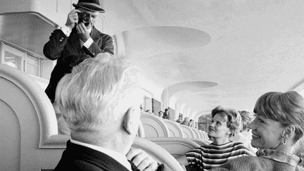 Yul Brynner photographie Anatol Litvak à l&#039;hippodrome de Deauville
 (DR)