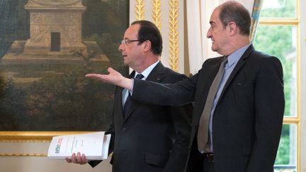 Pierre Lescure (&agrave; dr.) a remis lundi 13 mai, au pr&eacute;sident de la R&eacute;publique,&nbsp;75 propositions pour adapter l'exception culturelle &agrave; l'&egrave;re num&eacute;rique. ( AFP )