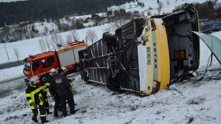 L'autocar scolaire après l'accident, à Montflovin (Doubs), le 10 février 2016. (MAXPPP)