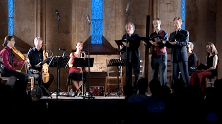 L&#039;ensemble Gilles Binchois sous la voûte romane de l&#039;abbaye
 (France3culturebox)