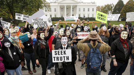 Aux Etats-Unis, des manifestants&nbsp;se sont rassemblés devant la Maison Blanche à Washington, pour exiger "vérité, justice et liberté". (GARY CAMERON / REUTERS / X00044)