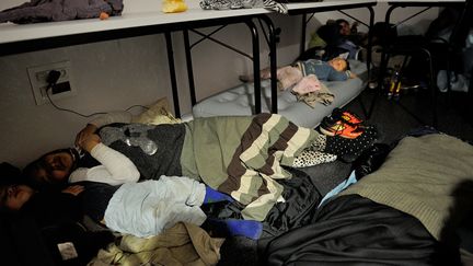 Un groupe de Roms h&eacute;berg&eacute;s &agrave; la Bourse du travail de Lille (Nord) apr&egrave;s leur expulsion du camp de&nbsp;Villeneuve-d'Ascq, le 28 octobre 2013. (PHILIPPE HUGUEN / AFP)