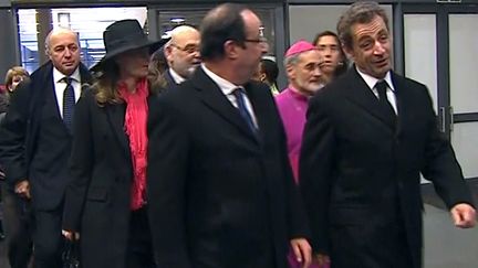 Fran&ccedil;ois Hollande et Nicolas Sarkozy arrivent au stade de Soweto (Afrique du Sud), le 10 d&eacute;cembre 2013. ( AFP )