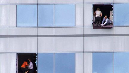 Des employ&eacute;s tentent de quitter leurs bureaux apr&egrave;s un tremblement de terre &agrave; Christchurch (Nouvelle-Z&eacute;lande), le 22 f&eacute;vrier 2011. (SIMON BAKER / REUTERS)