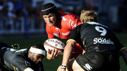 Matt Giteau attaque la défense de La Rochelle (FRANCK PENNANT / AFP)