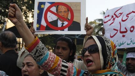 &nbsp; (Environ 2.000 personnes ont manifesté dimanche à Karachi, au Pakistan, contre Charlie Hebdo, brûlant des drapeaux français et des effigies du président François Hollande © REUTERS/Akhtar Soomro)