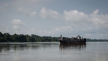 Un bateau sur la rivière Ubangui, en République démocratique du Congo, le 24 juin 2015. (FEDERICO SCOPPA / AFP)