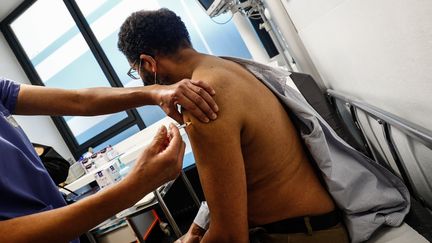 Vaccination d'un soignant à l'Hôtel-Dieu à Paris (France) le 2 janvier 2021 (SAMEER AL-DOUMY / AFP)