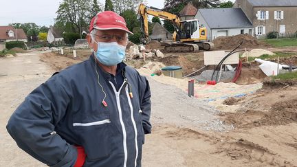 Jean-Luc, le conducteur de la pelleteuse sur le chantier. (SEBASTIEN BAER / RADIO FRANCE)