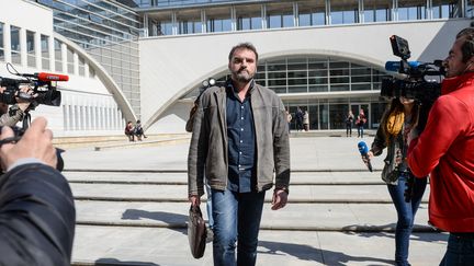 Le docteur Frédéric Péchier, à sa sortie du tribunal de Besançon (Doubs), le 29 mars 2017. (SEBASTIEN BOZON / AFP)