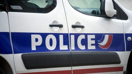 Trois policiers ont &eacute;t&eacute; mis en examen pour "violences aggrav&eacute;es et injures raciales" &agrave; la suite d'une agression de plusieurs vendeurs &agrave; la sauvette &agrave; Paris, a-t-on appris le 20 mai 2014. (  MAXPPP)