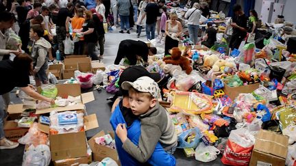 Des personnes évacuées des zones de l'oblast de Belgorod limitrophes de l'Ukraine, dont celles de la ville de Chebekino, reçoivent une aide humanitaire à Belgorod, le 3 juin 2023. (OLGA MALTSEVA / AFP)