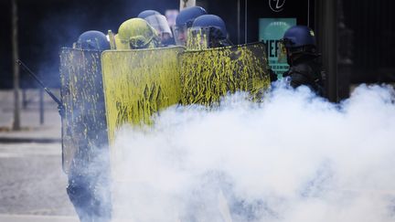 Les policiers anti-émeutes lors d'un affrontement avec des manifestants. (ALAIN JOCARD / AFP)